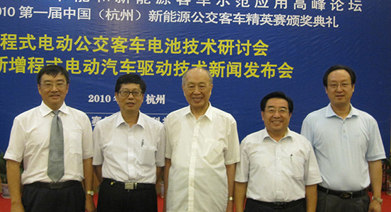 集團(tuán)董事長、總裁程清豐在參加中國節(jié)能和新能源客車示范應(yīng)用高峰論壇期間與行業(yè)專家和合作伙伴合影